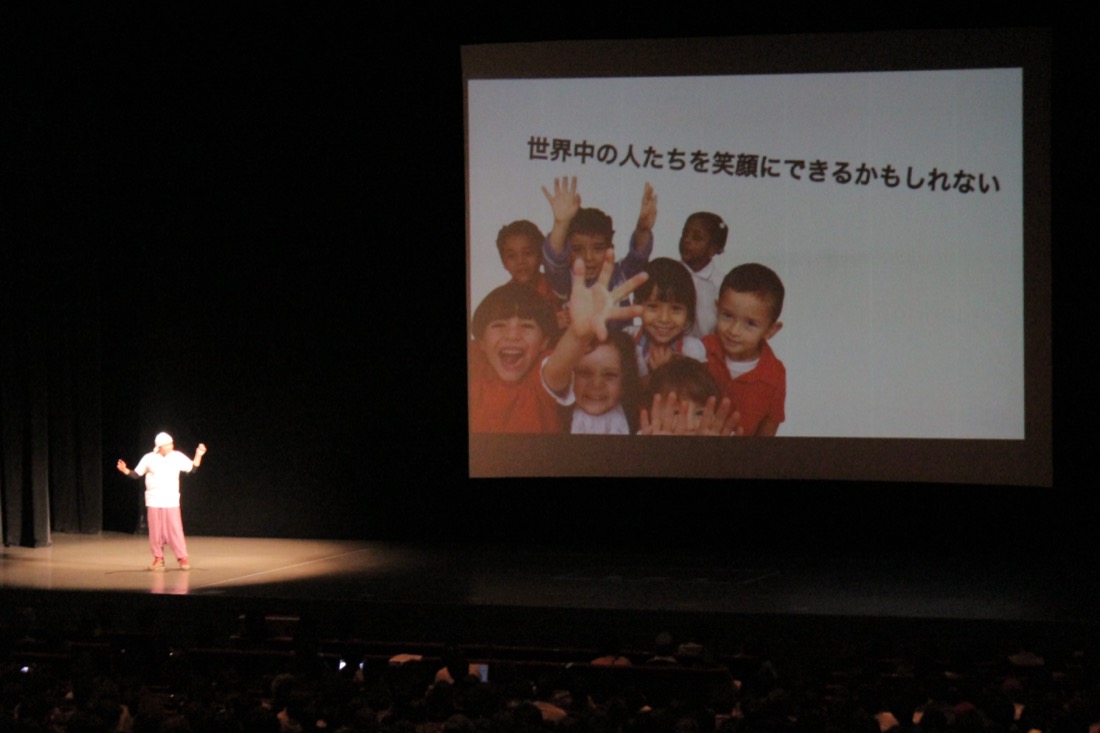 ホールの大観衆の前で講演する森田松之助